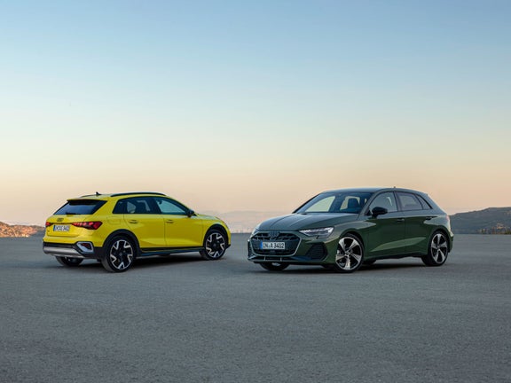 Die zwei Modelle Audi A3 allstreet und Audi A3 Sportback vor Sonnenaufgang