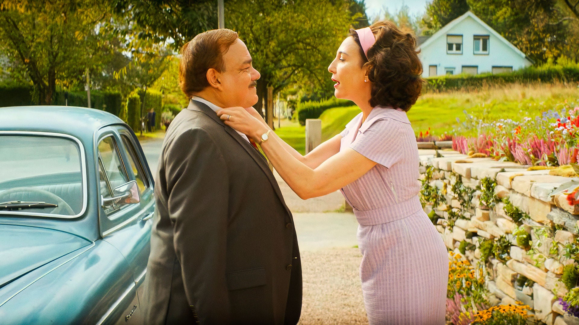 Michel, der Ernährer der Familie verabschiedet sich mit Klaps auf den Po seiner besseren Hälfte Hélène.