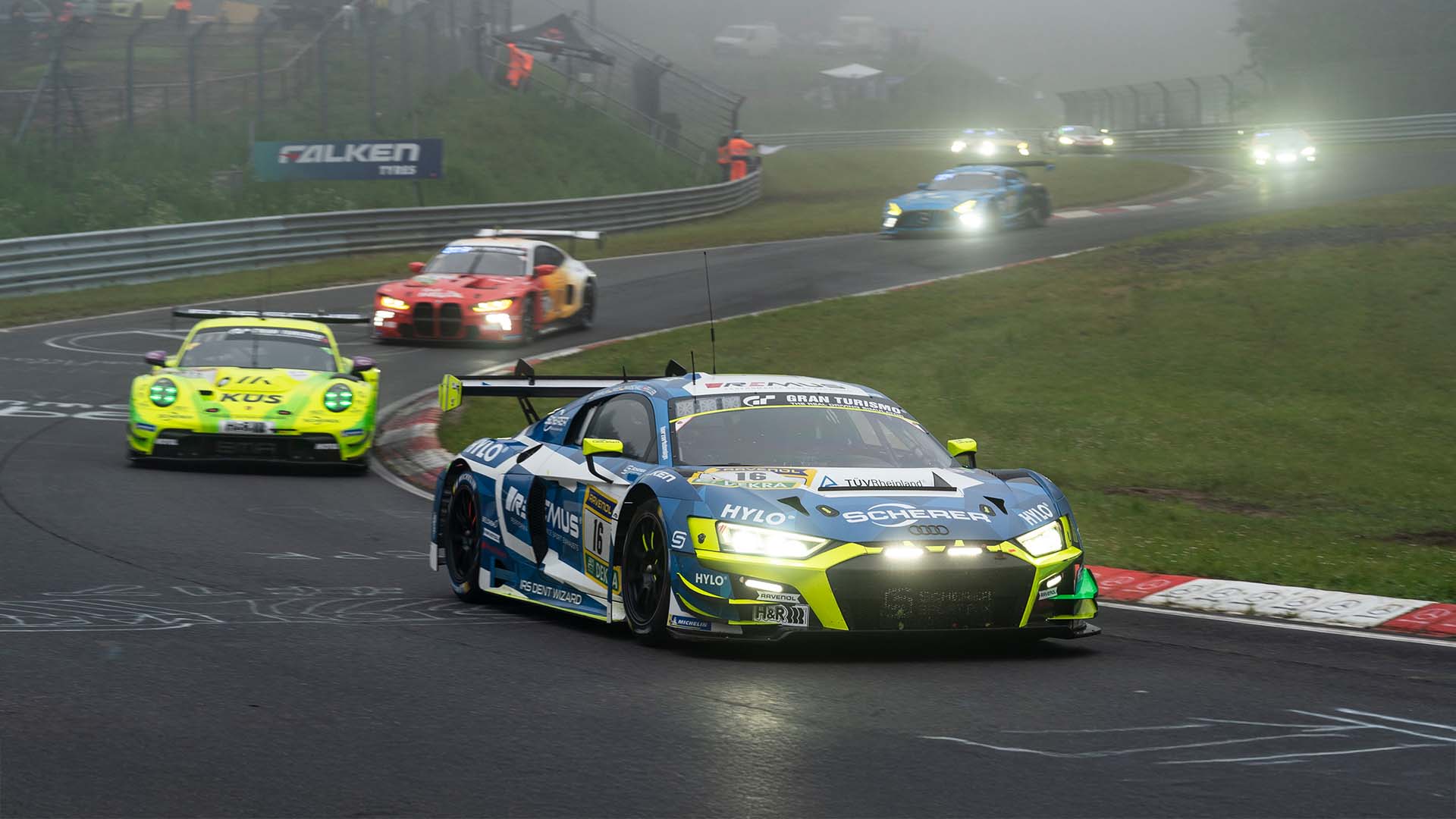Das Foto zeigt einen Audi R8 LMS auf der Strecke auf dem Nürburgring.