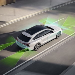 A6 Avant e-hybrid från ovan. Från bak- och framsidan delar gröna och blå vektorer upp områdena bakom och framför fordonet.