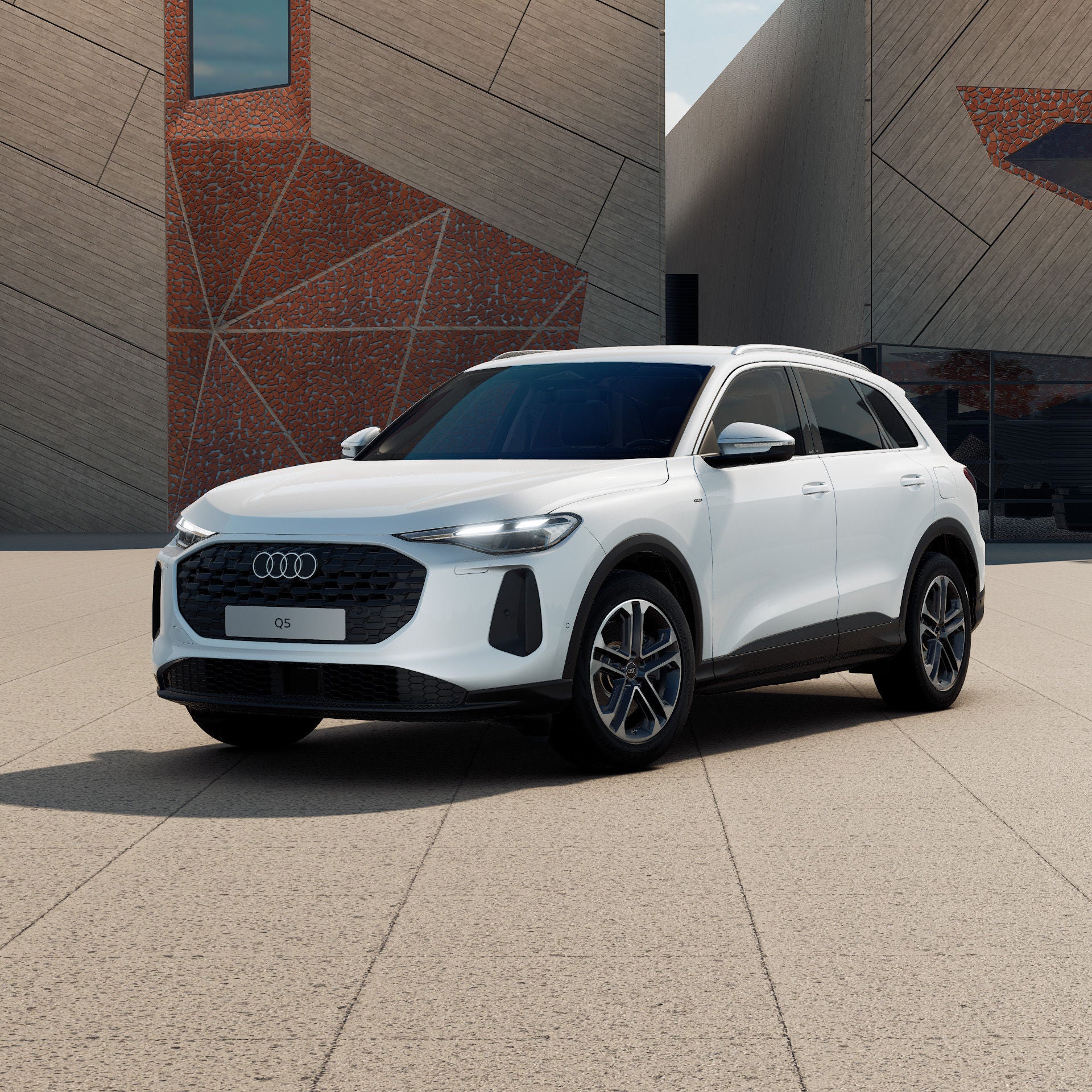 Ein Audi Q5 SUV e-hybrid in Gletscherweiß Metallic schräg von vorne fotografiert vor einer futuristischen Kulisse