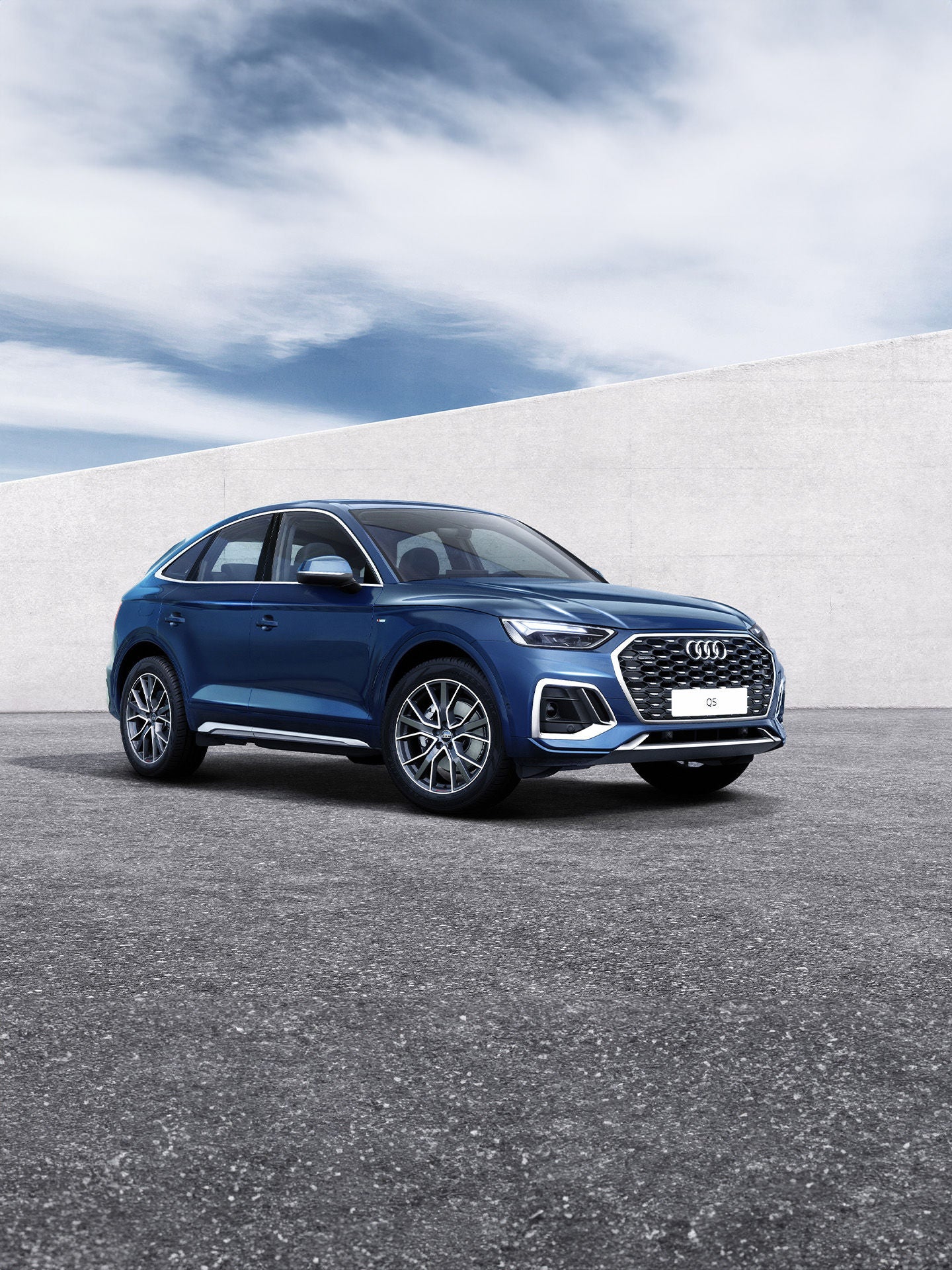 Frontal side view Audi Q5