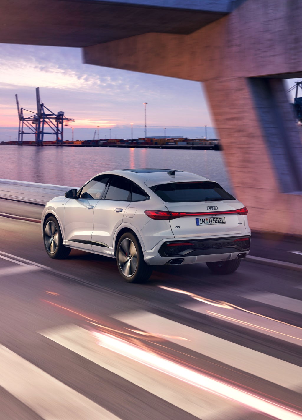 Conduite maitrisée&nbsp;: la transmission intégrale quattro garantit une motricité optimale. La suspension pneumatique adaptative S, elle, s’adapte automatiquement à votre style de conduite pour un confort inégalé.