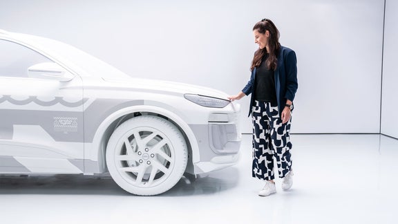 Tina Weirather neben dem Konzeptauto des Audi Q6 SUV e-tron's