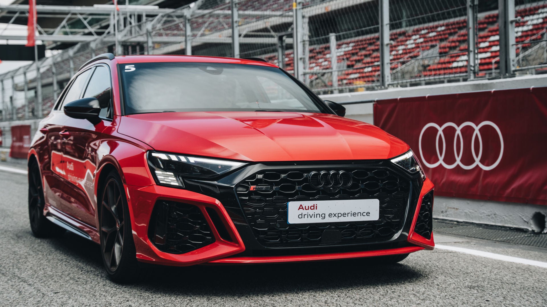 Foto de un modelo Audi Sport en los cursos de conducción Audi driving experience Performance.