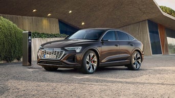 Audi Q8 an einer Ladestation