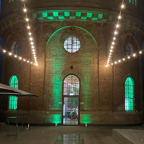 Beleuchtetes Gebäude bei Nacht