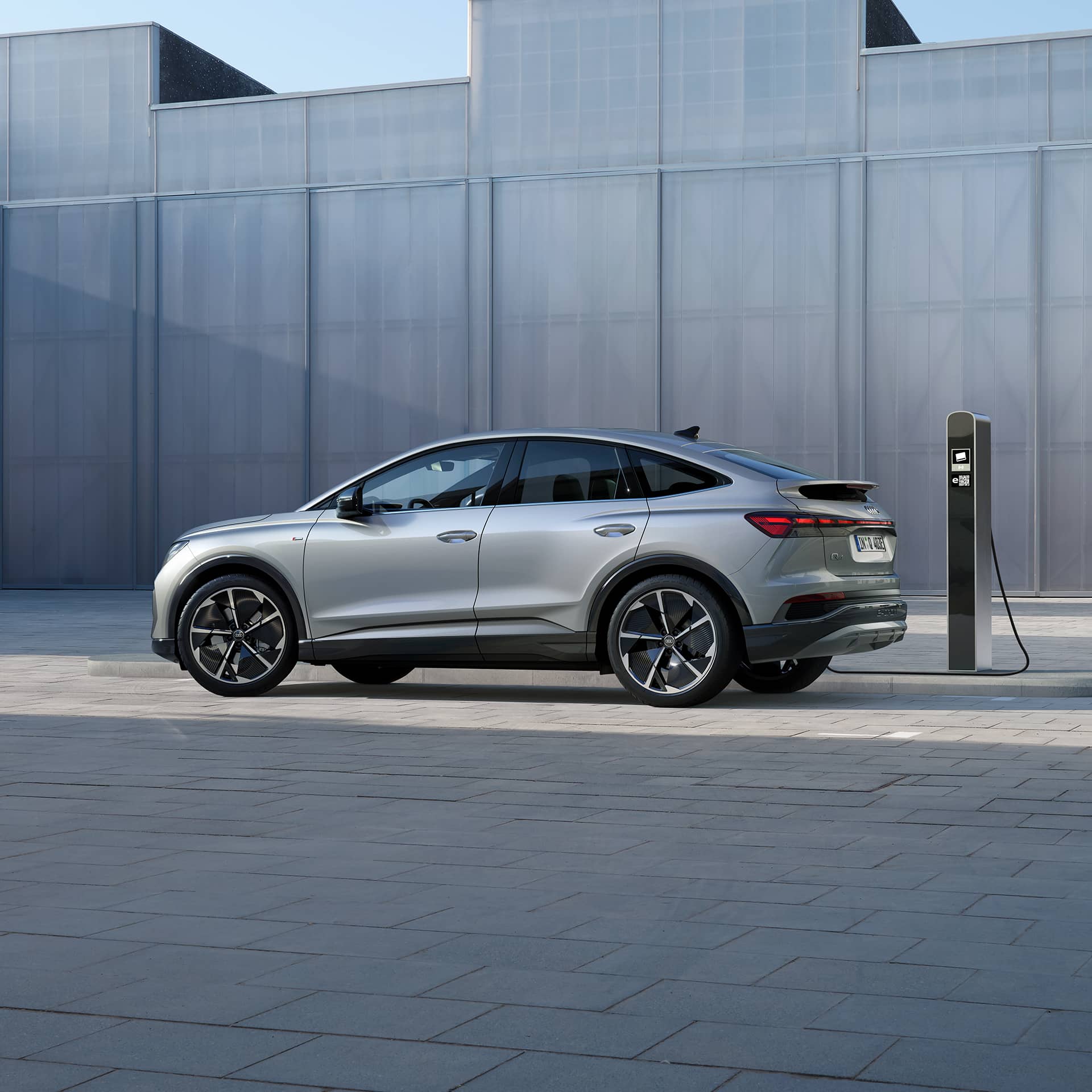 Audi Q4 Sportback e-tron cargando en punto de carga en Canarias