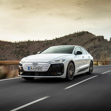 Foto de un Audi 100% eléctrico en una carretera. 