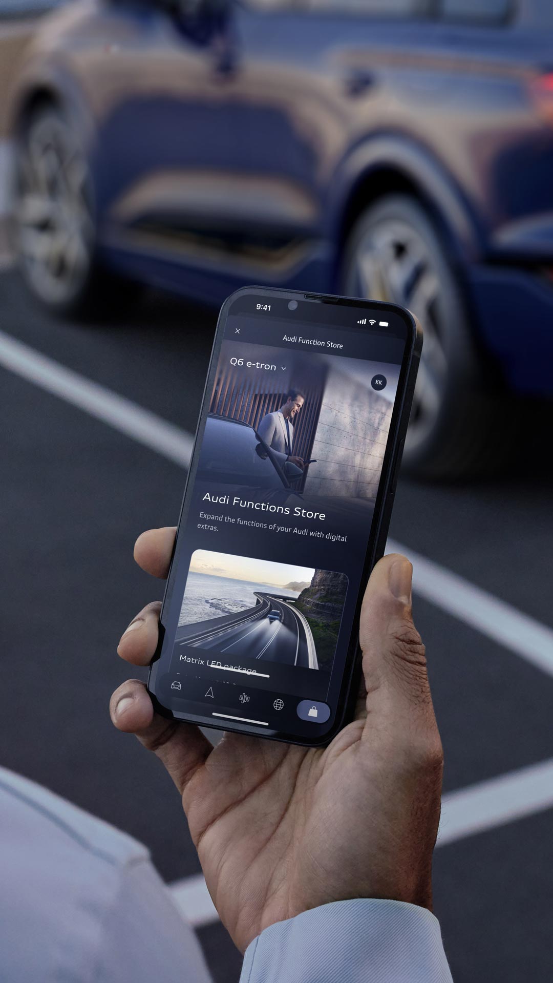 Iemand kijkt op zijn telefoon naast zijn auto 