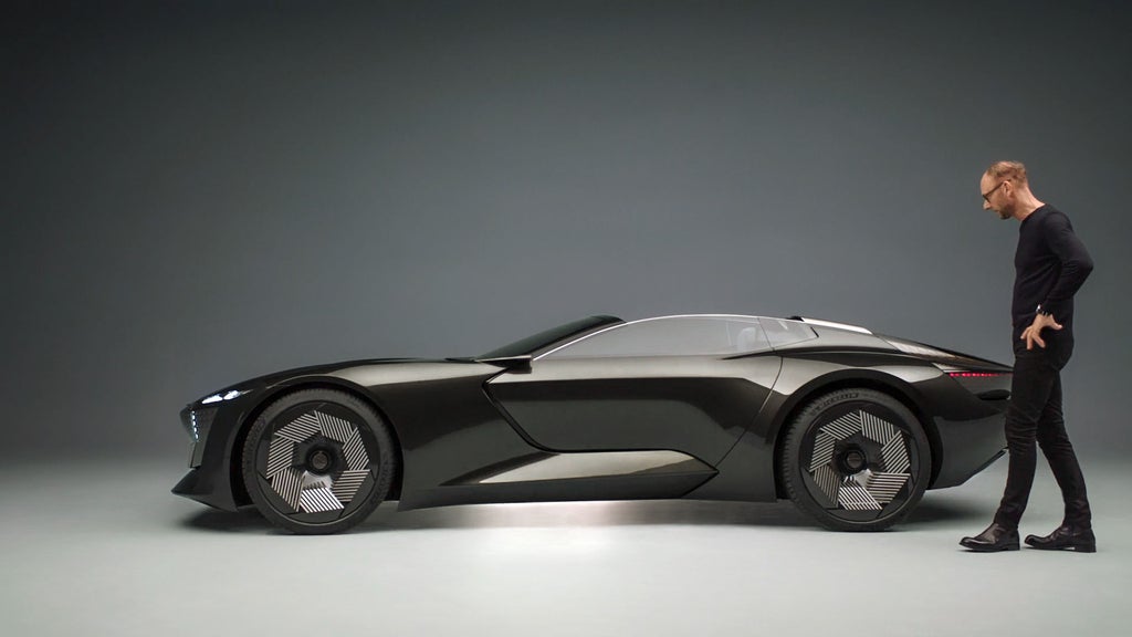 El diseñador Marc Lichte junto al Audi skysphere concept.