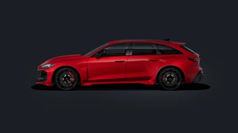 Audi RS 5 Avant in un profilo posteriore inclinato su uno sfondo scuro.