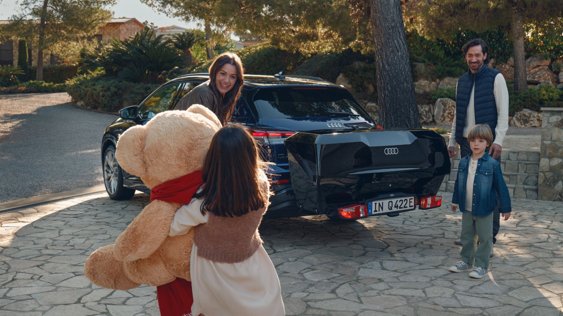 Audi Q4 e-tron med bagasjeboks festet til tilhengerfeste