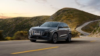 L'Audi SQ6 SUV e-tron in marcia su una strada di montagna
