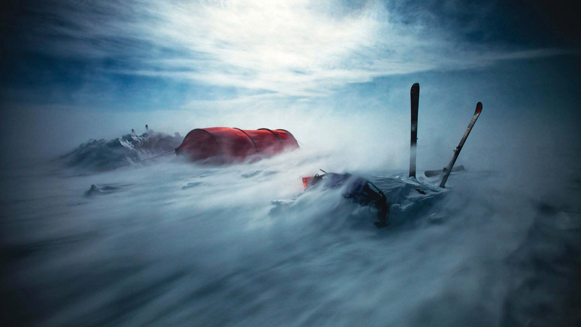 Im dichten Schneegestöber sind Zelt und Skier von Sebastian Copeland kaum noch sichtbar.