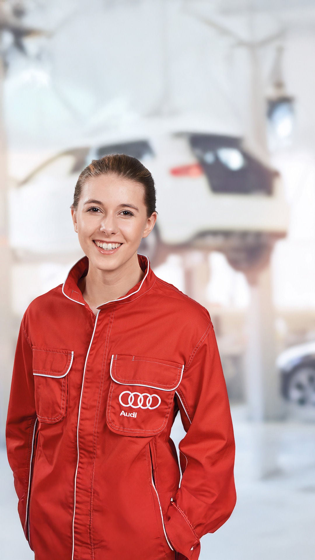 Frau steht vor einer Werkstatt
