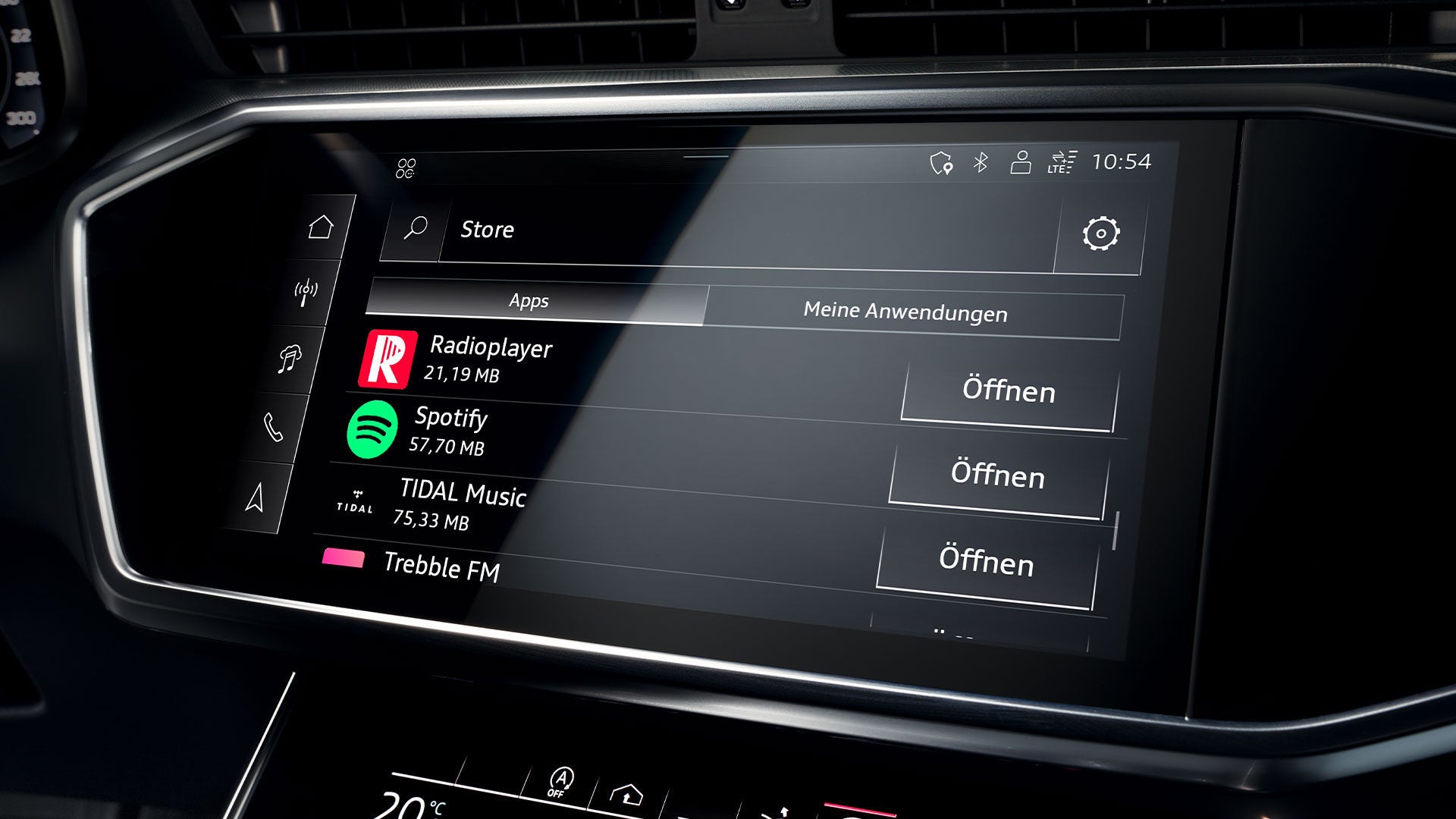 Touchscreen im Audi A7 Sportback zeigt installierte Apps wie Radioplayer, Spotify, TIDAL Music und Treble FM mit Öffnen-Schaltflächen.