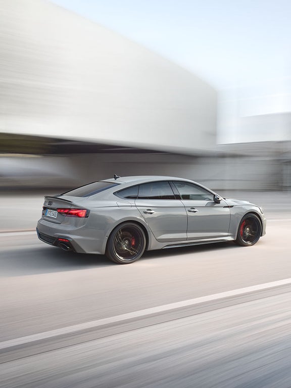 Foto de un Audi RS 5 Sportback en movimiento. 