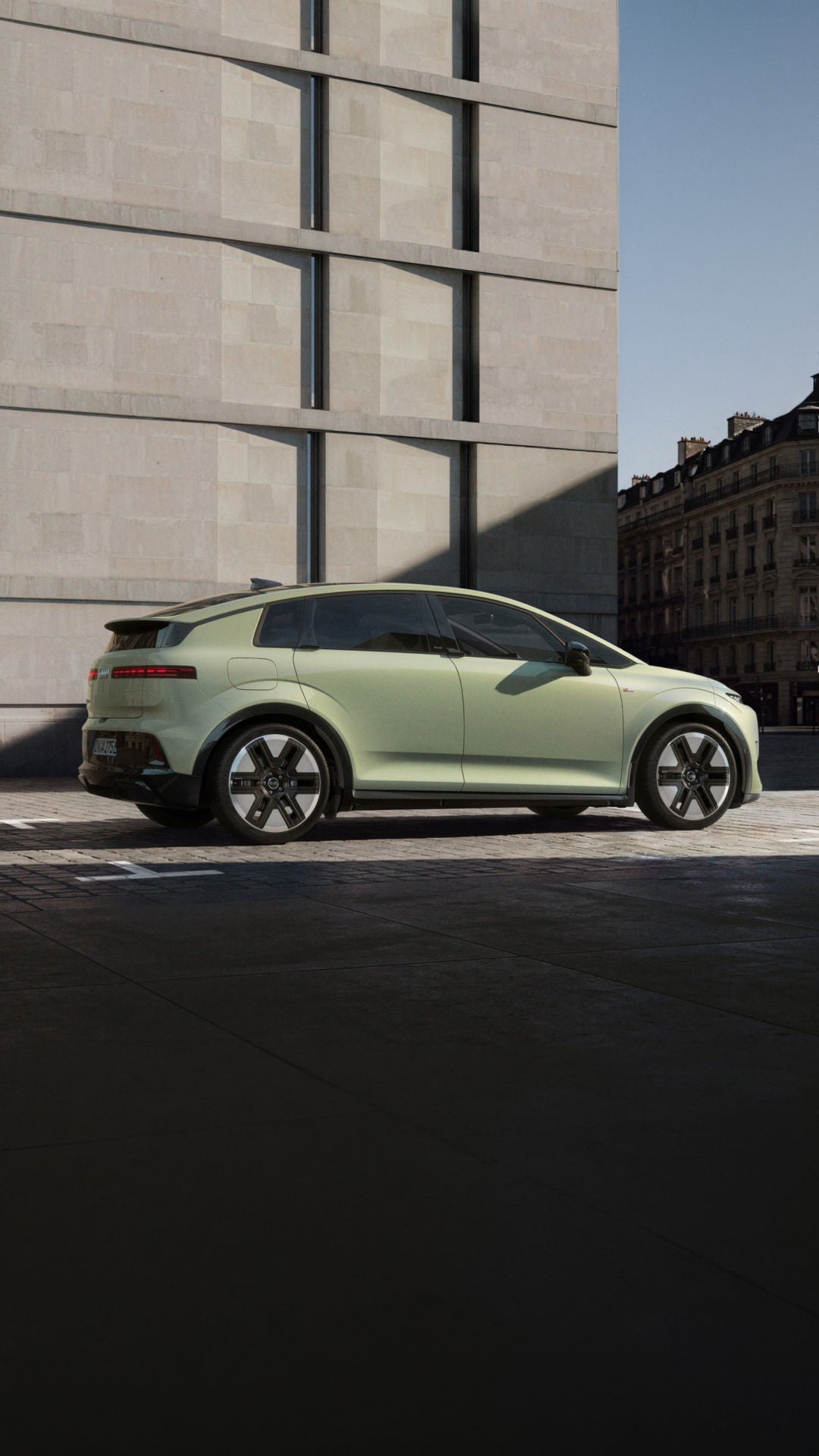 Audi A2 e-tron op straat voor een huis