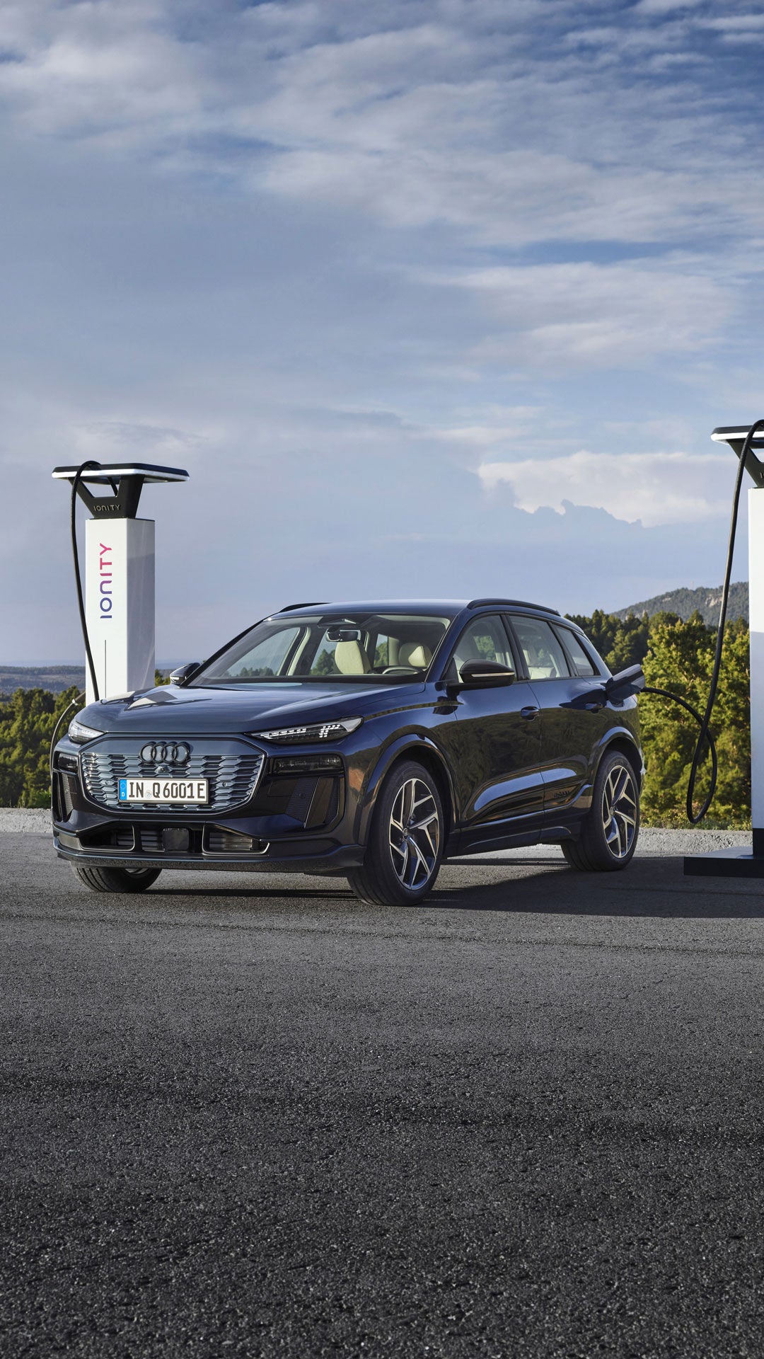 Audi Q6 e-tron in ricarica presso una colonnina IONITY