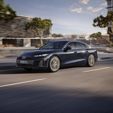 Blick auf die Front der A6 Limousine, während sie auf einer Straße in der Innenstadt fährt.