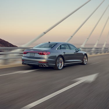 Dynamic view Audi S8 L