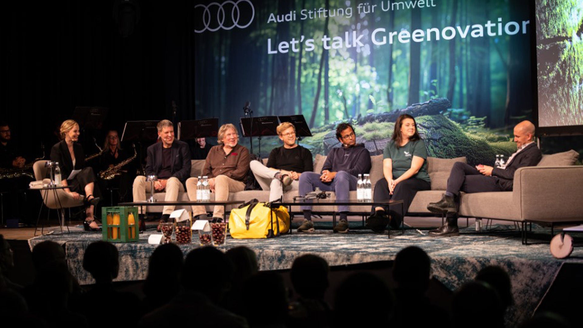 Speaker sitzen auf einem Sofa