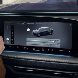 Een close-up van het MMI-display in de cockpit van de Q5 e-hybrid. Het scherm toont de verschillende rijmodi van het voertuig.