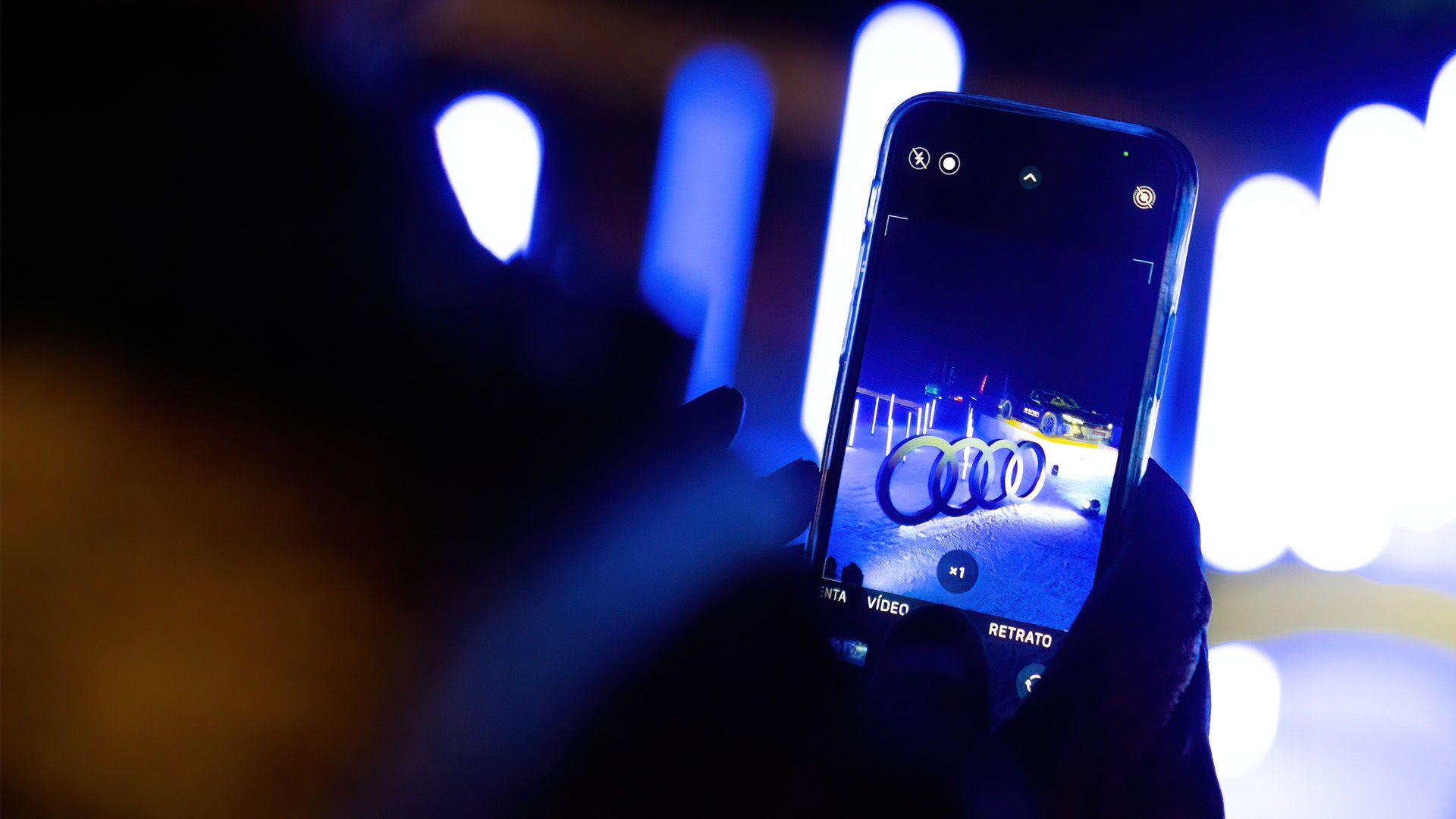 Foto de esquiadores iluminados con palos en la e-tron ski night de Audi en Baqueira Beret. 