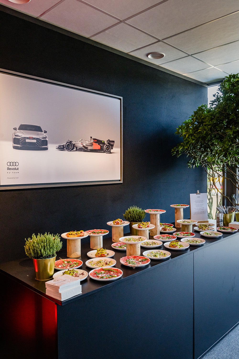 Buffet de mets raffinés dans l’espace hospitalité Audi Revolut F1® pendant le week-end du F1® Belgian Grand Prix 2026 à Spa-Francorchamps