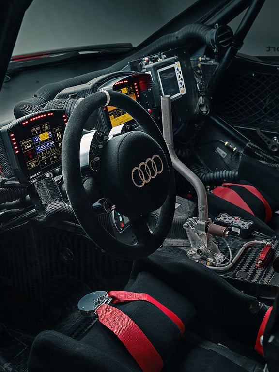 Foto del interior de la cabina del Audi RS Q e-tron E2 que participará en el Rally Dakar 2023.