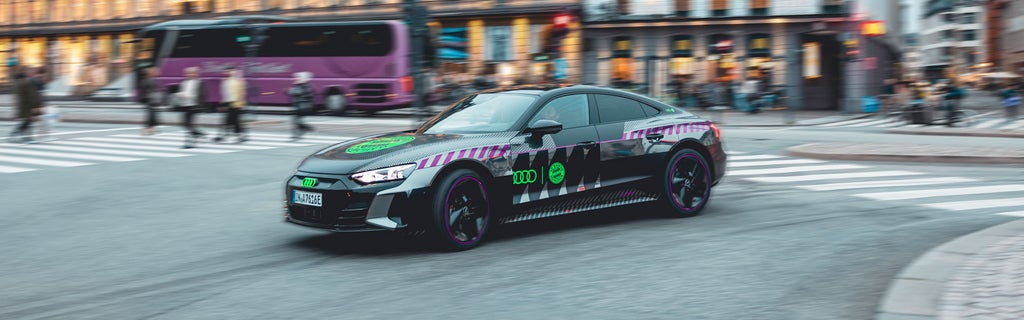 Audi RS e-tron GT FC Bayern concept mit spezieller Folierung fährt um eine Kurve