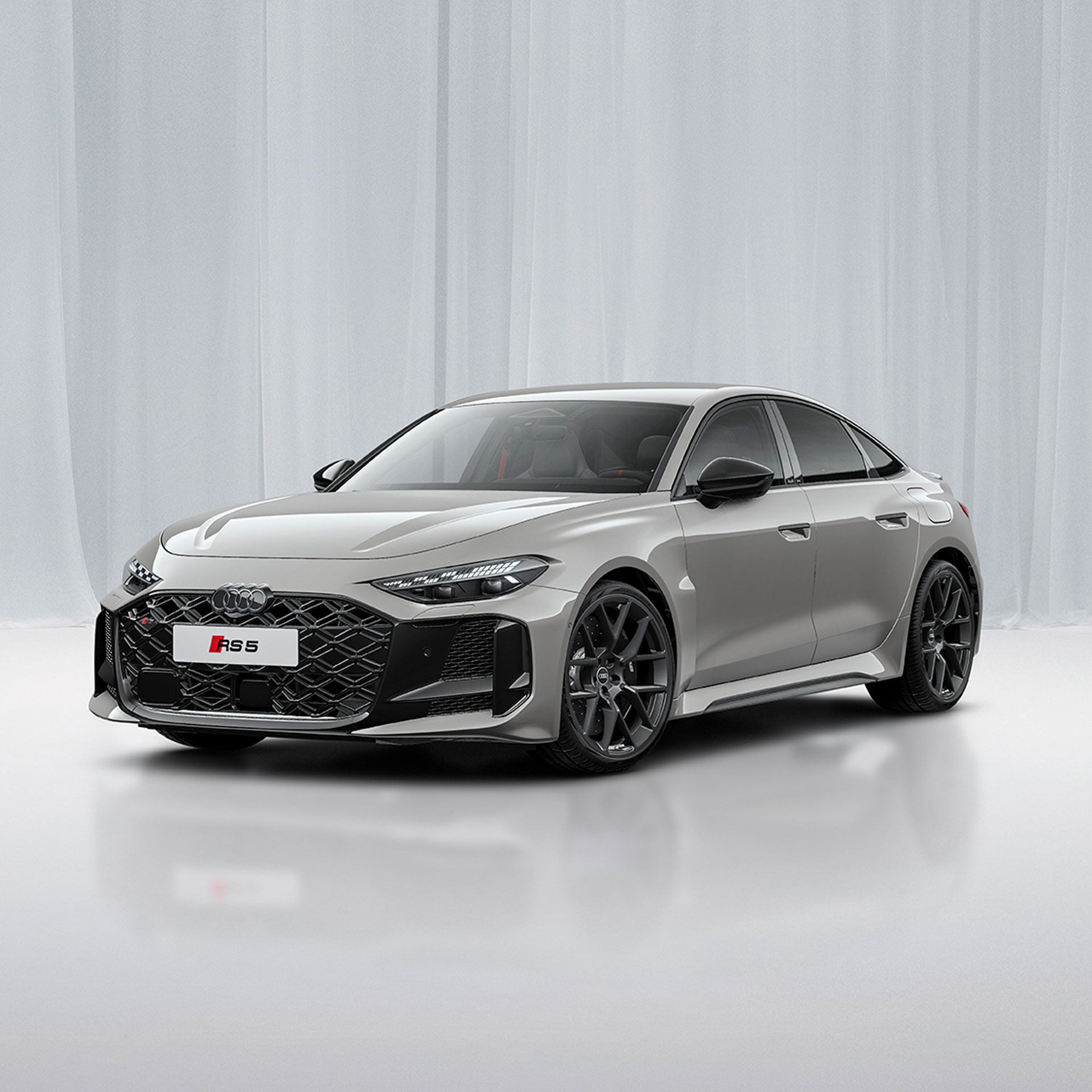 3/4 Ansicht einer beigen Audi RS5 Limo vor einem modernen Gebäude
