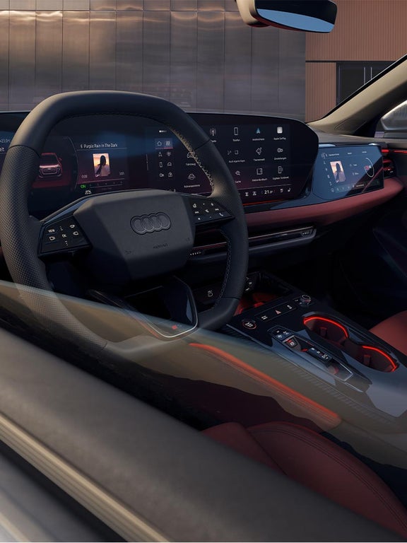 Cockpit des Audi S5 Avant mit digitalem Kombiinstrument, großem Touchscreen und sportlichem Lenkrad.