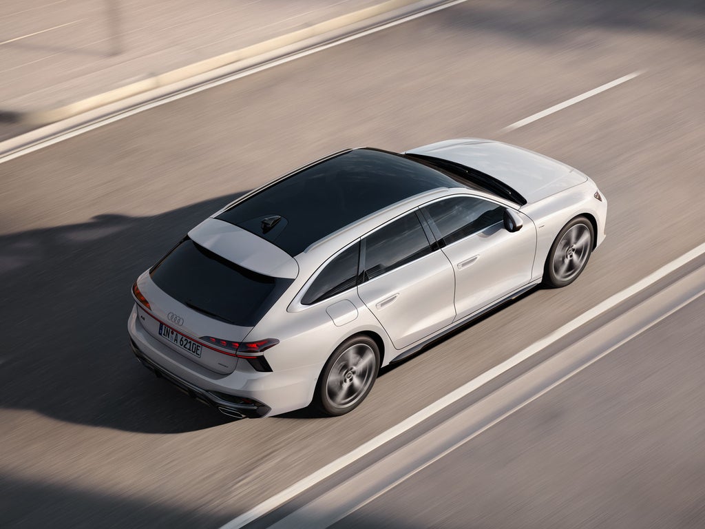 Blick aus der Vogelperspektive auf den A6 Avant e-hybrid, der durch die Innenstadt fährt.