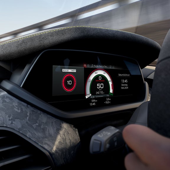 Digitales Cockpit eines Audi RS e-tron GT performance zeigt Geschwindigkeit, Boost-Timer und Restreichweite während der Fahrt.