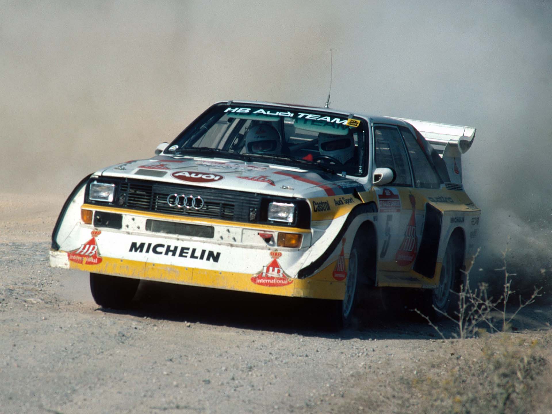 Das Foto zeigt ein Audi Sport quattro S1 E2-Rallyeauto auf Schotter in Italien im Jahr 1985.