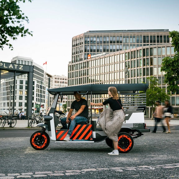 E-Rikscha mit zwei Personen
