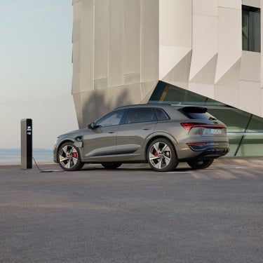 Foto de la autonomía de un coche eléctrico Audi Q8 e-tron de la gama Superpremium de Audi. 