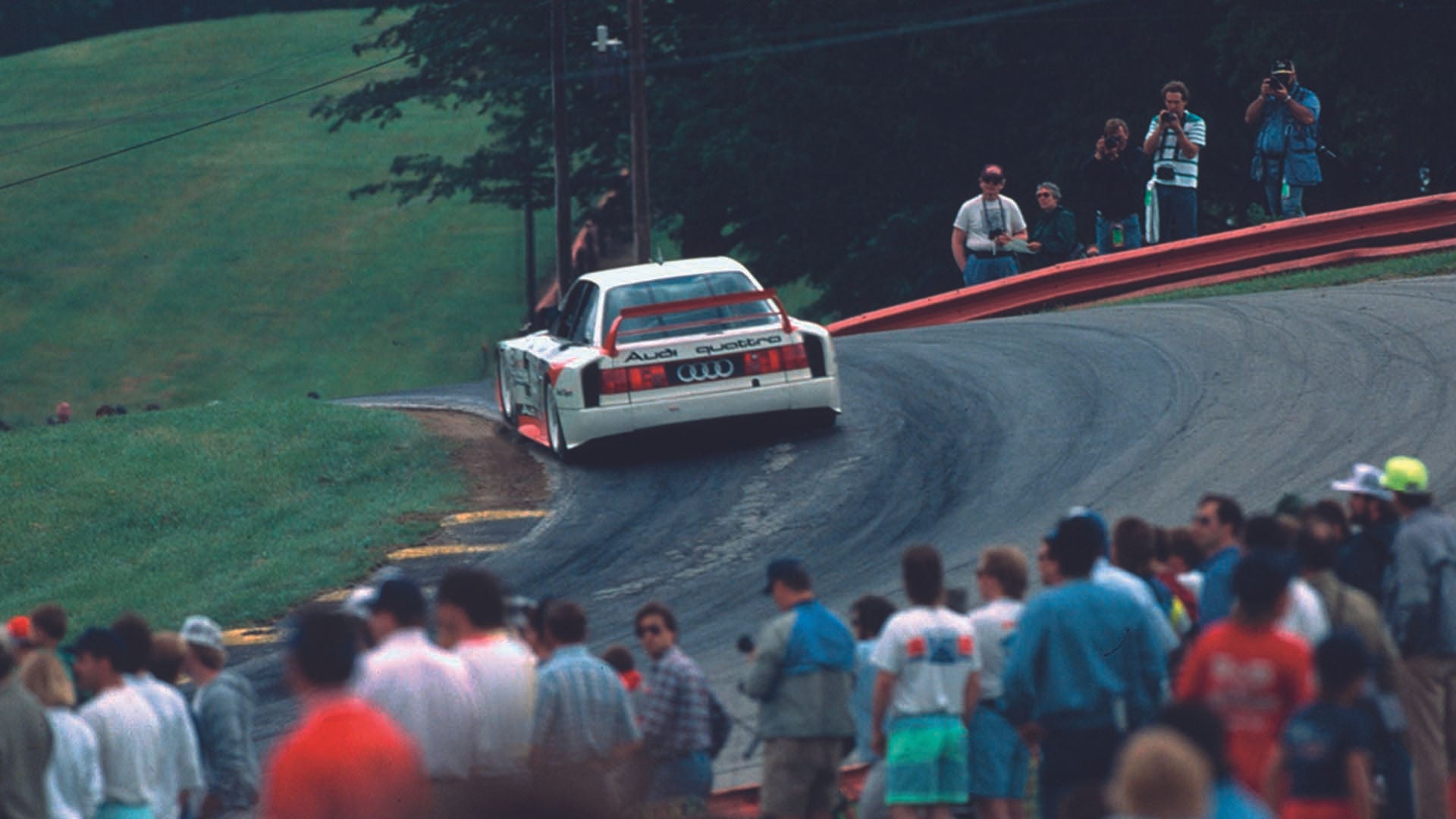 Das Foto zeigt einen Audi 90 quattro IMSA GTO-Rennwagen auf der Strecke in den USA im Jahr 1989.