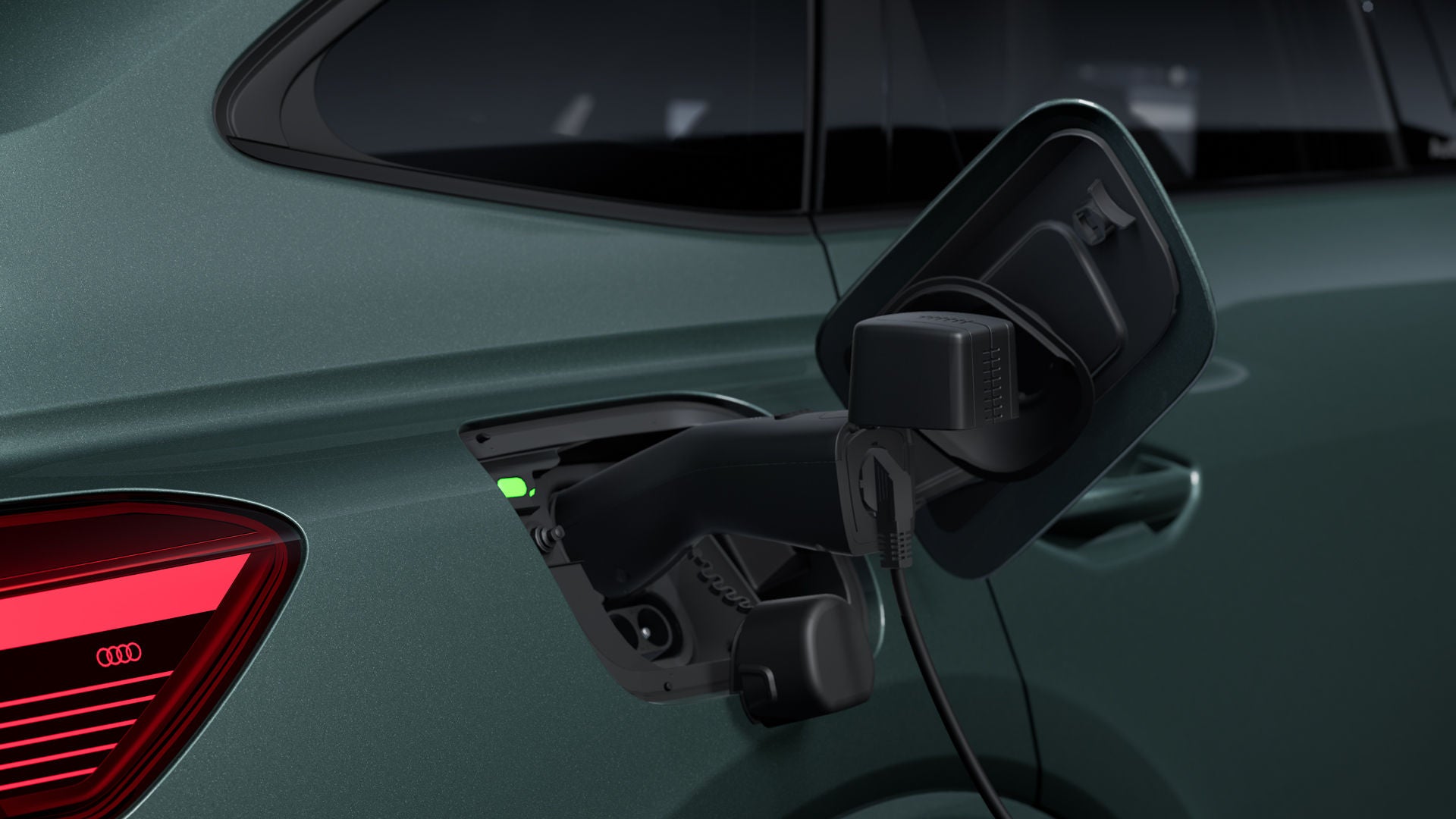 Nahaufnahme von hinten rechts auf den geöffneten Ladeanschluss des Q4 Sportback e-tron.