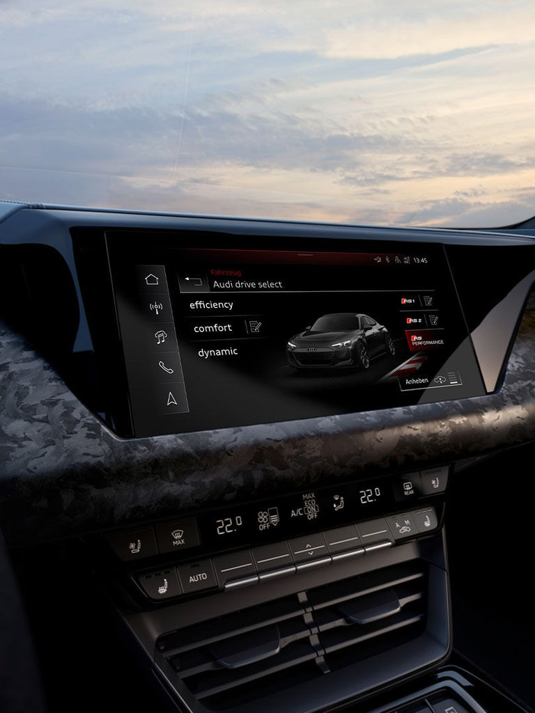 Nahaufnahme des Infotainment-Displays eines Audi RS e-tron GT performance mit Drive-Select-Menü für verschiedene Fahrmodi.