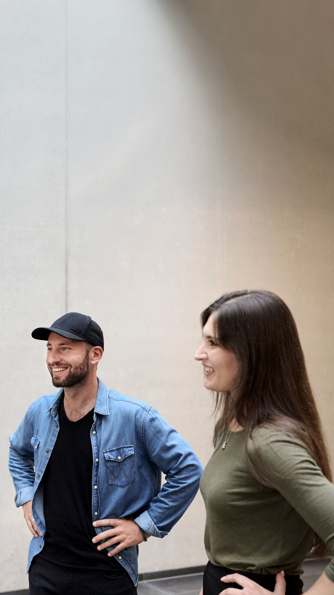 Four people are standing in a circle, chatting with each other in a relaxed atmosphere. 