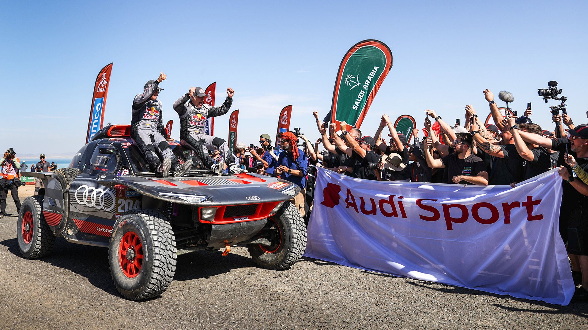 Tre Audi RS Q e-tron står uppställda i öknen