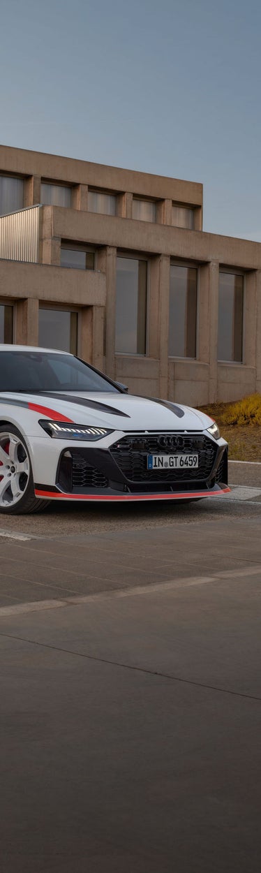 Side and front view Audi RS 6 Avant GT