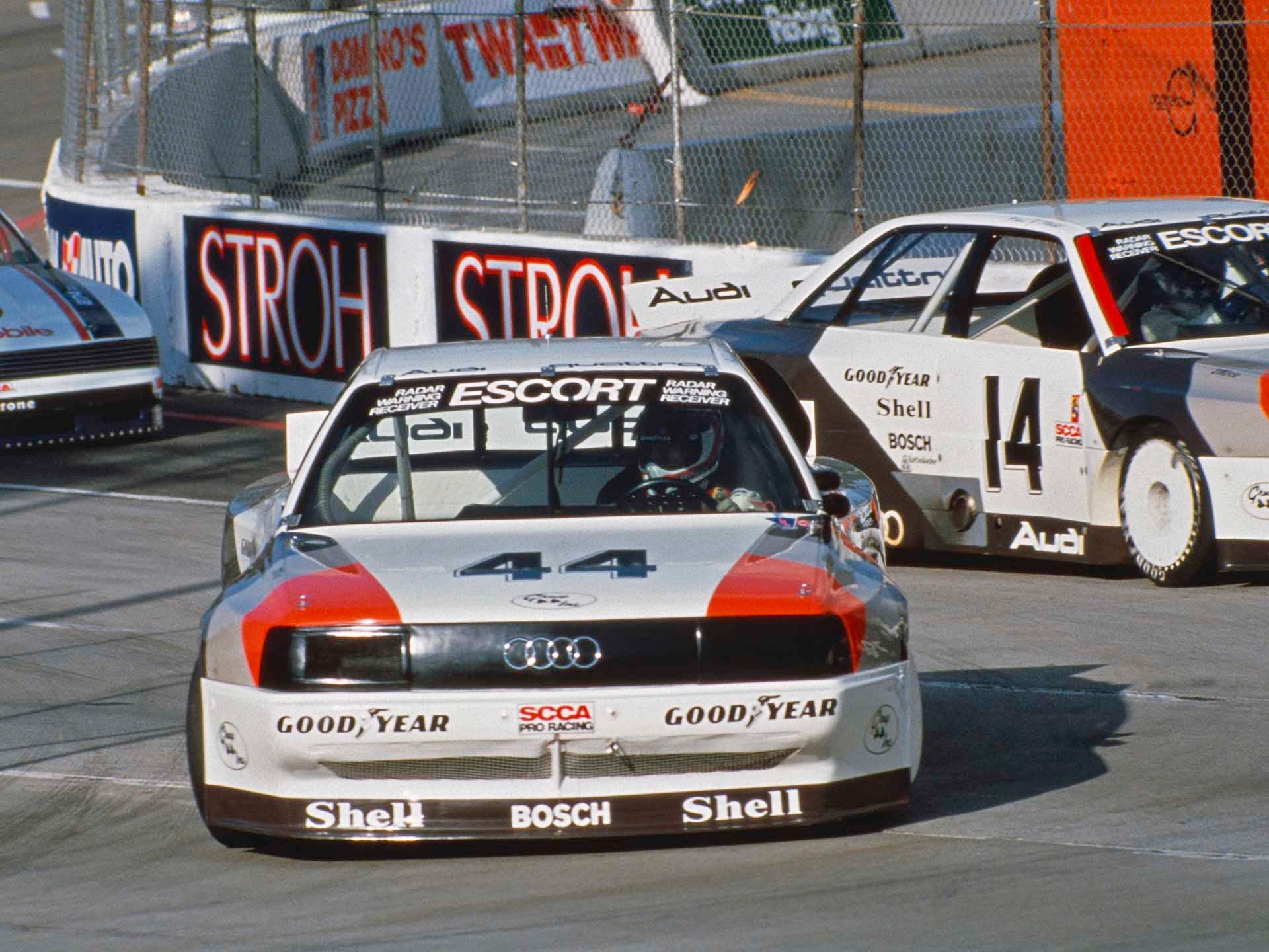 Das Foto zeigt zwei Audi 200 quattro Trans Am-Rennwagen auf der Strecke in den USA im Jahr 1988.