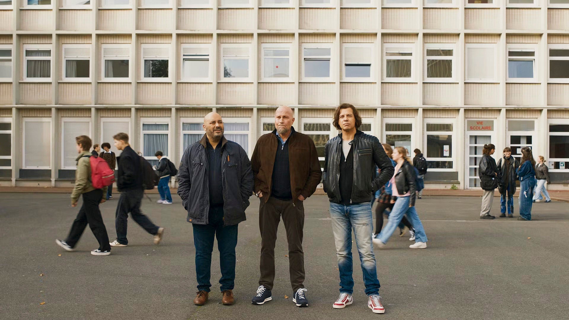 Die einst unzertrennlichen Freunde Hervé, Maxime und Jordy stehen vor ihrer ehemaligen Schule.