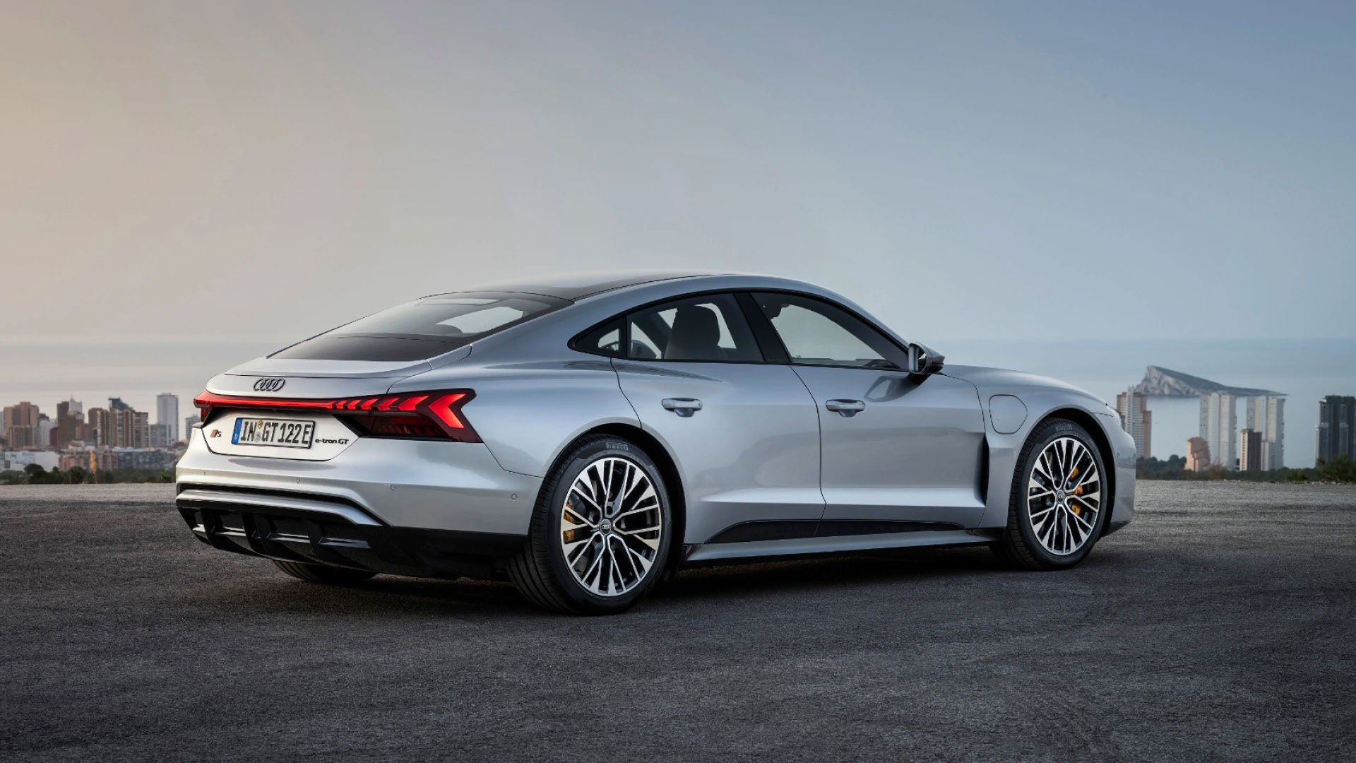 Heckansicht des Audi S e-tron GT. 