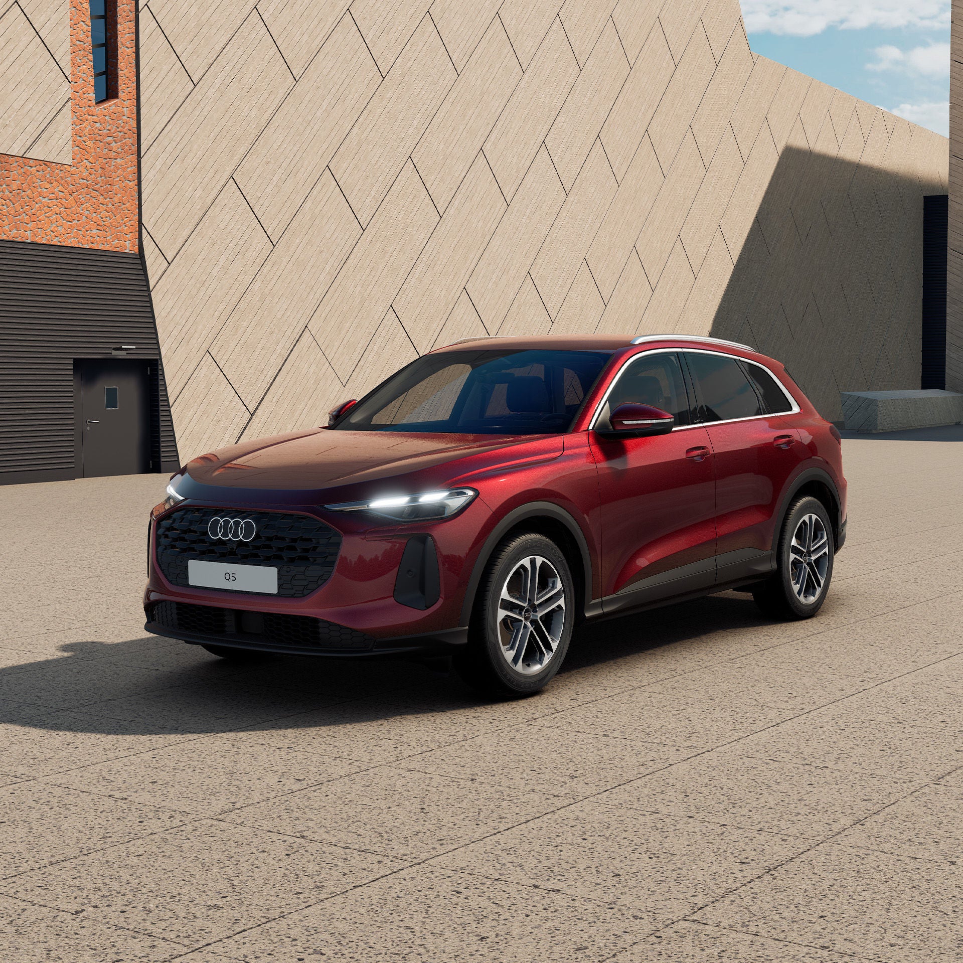 Roter Audi Q5 SUV vor einem modernen Gebäude in 3/4 Ansicht