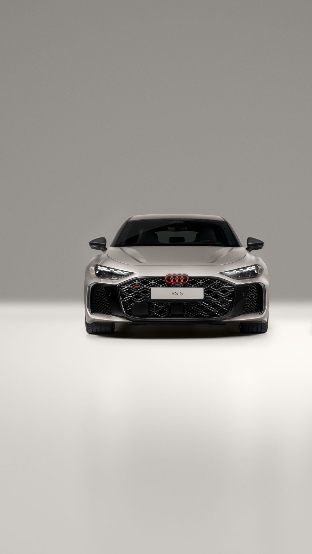 Der Audi RS 5 in Frontansicht neben dem Audi R26 in Seiten-Ansicht